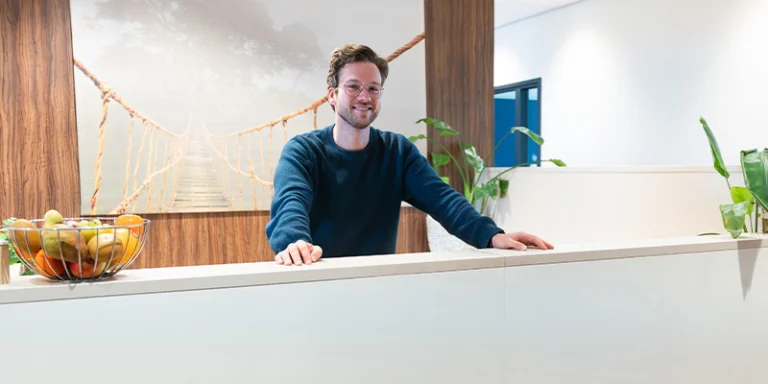 Medewerker van De Bruggen achter de balie