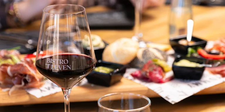 Glas rode wijn bij een gedekte tafel in Bistro 't Leven