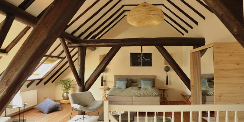 Slaapkamer met houten spanten in bed and breakfast Annense Pracht