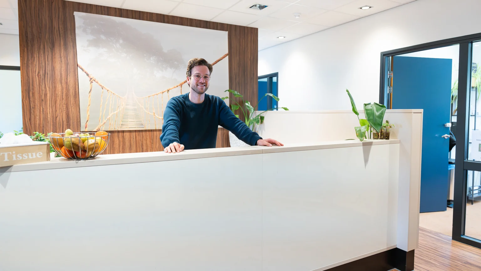 Medewerker van De Bruggen achter de balie