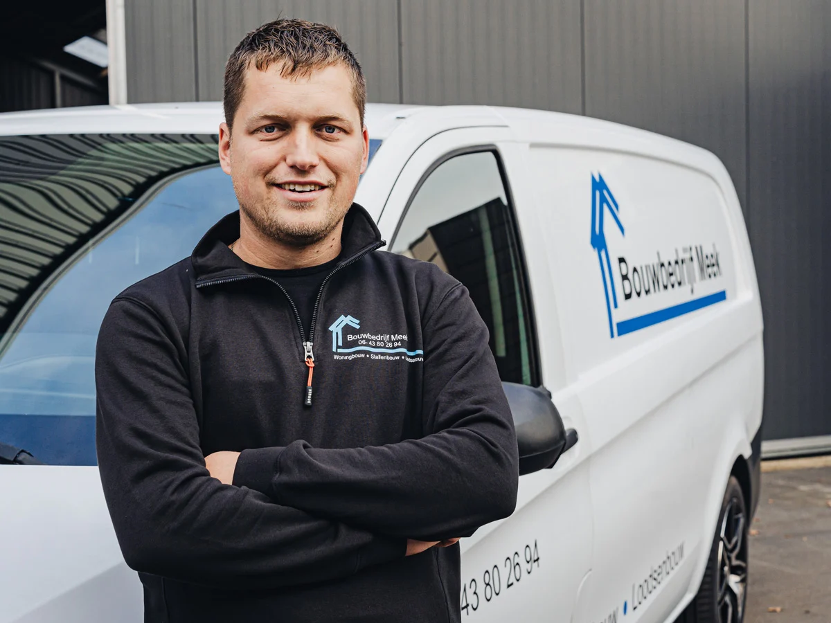 Medewerker van Bouwbedrijf Meek voor de bedrijfsbus