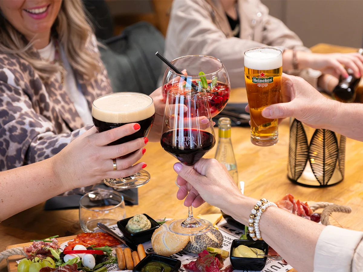Gasten proosten aan tafel in Bistro 't Leven