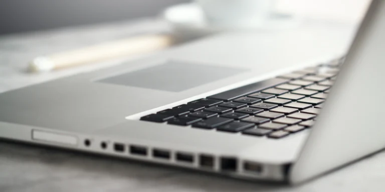 Laptop op een bureau bij Zorggroep BOAT